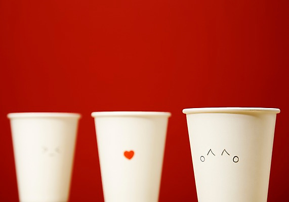 포토 JPG 스튜디오촬영 백그라운드 컨셉 실내 표정 미소 웃음 근접촬영 사람없음 아웃포커스 컵 하트 종이컵 오브젝트 국내포토 모양 식기 뷰포인트 촬영기법 내부 일회용 파일형식
