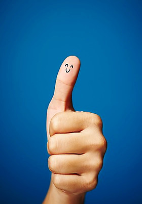 포토 JPG 스튜디오촬영 손 포즈 백그라운드 컨셉 손가락 모션 한손 실내 표정 한명 미소 웃음 사람 손짓 신체부위 엄지손가락 최고 따봉 국내포토 1 내부 파일형식