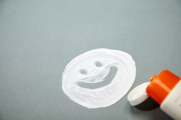 포토 JPG 스튜디오촬영 백그라운드 컨셉 실내 표정 미소 웃음 근접촬영 사람없음 아웃포커스 선크림 크림 오브젝트 국내포토 뷰포인트 촬영기법 내부 화장품 파일형식