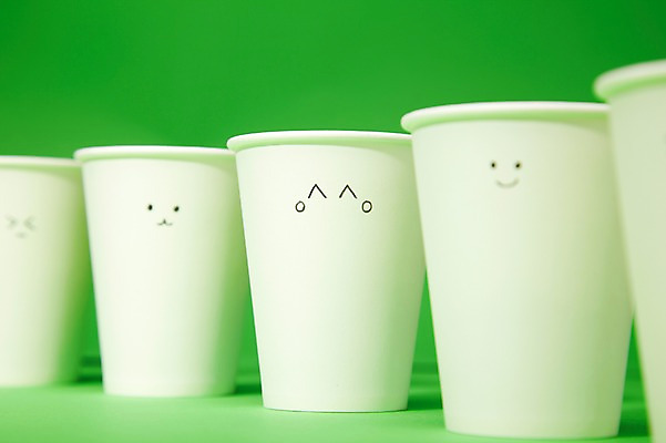 포토 JPG 스튜디오촬영 백그라운드 컨셉 실내 표정 미소 웃음 근접촬영 사람없음 아웃포커스 컵 종이컵 오브젝트 국내포토 식기 뷰포인트 촬영기법 내부 일회용 파일형식