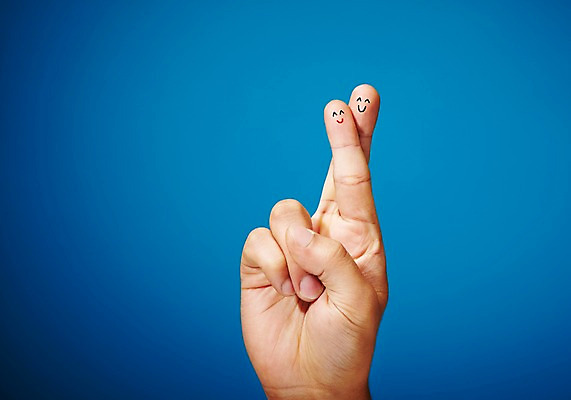 포토 JPG 스튜디오촬영 손 포즈 백그라운드 컨셉 손가락 모션 한손 실내 표정 한명 미소 웃음 사람 손짓 신체부위 국내포토 1 내부 파일형식