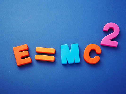 포토 JPG 스튜디오촬영 문자 기호 알파벳 영어 교육 과학 백그라운드 대문자 실내 사람없음 숫자 모형 오브젝트 물리학 상대성이론 수식 국내포토 내부 물리 파일형식