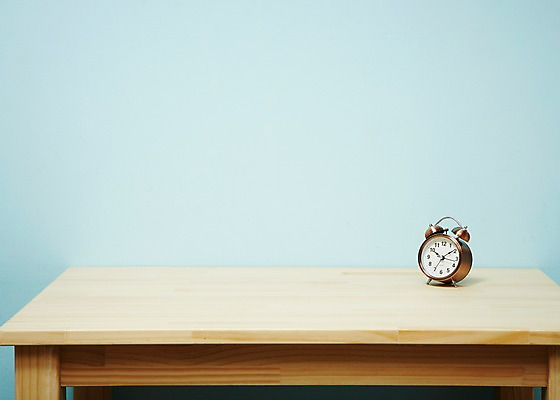 포토 JPG 스튜디오촬영 교육 시계 백그라운드 탁자 실내 사람없음 자명종 책상 오브젝트 탁상시계 국내포토 가구 내부 알람 파일형식