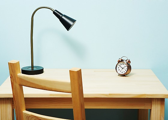 포토 JPG 스튜디오촬영 교육 시계 백그라운드 의자 탁자 전등 조명 실내 사람없음 자명종 스탠드 책상 오브젝트 탁상시계 국내포토 가구 내부 알람 파일형식