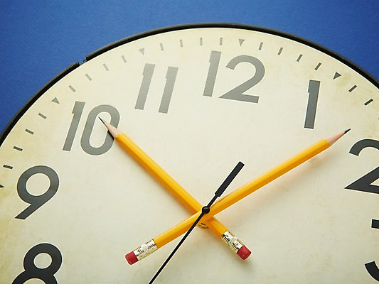 포토 JPG 스튜디오촬영 교육 시계 백그라운드 실내 사람없음 필기구 연필 시간 시곗바늘 오브젝트 분침 시침 초침 국내포토 문구용품 학용품 내부 파일형식