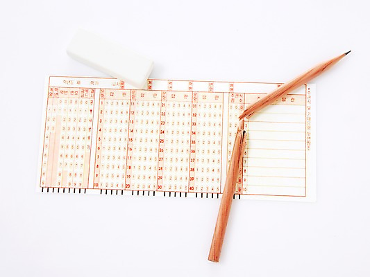 포토 JPG 스튜디오촬영 교육 백그라운드 실내 사람없음 필기구 연필 손상 시험 오브젝트 지우개 답안지 국내포토 컨셉 문구용품 학용품 내부 파일형식