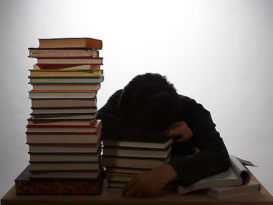 포토 JPG 스튜디오촬영 교육 남자 엎드리기 백그라운드 탁자 교재 실내 한명 사람 상반신 책 눕기 쌓기 잠 책상 오브젝트 남자만 남자한명만 국내포토 1 가구 모션 내부 파일형식