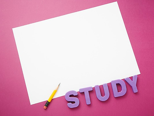 포토 JPG 스튜디오촬영 문자 배너 알파벳 영어 교육 종이 백그라운드 대문자 안내 사각프레임 프레임 알림판 실내 사람없음 단어 필기구 연필 알림 오브젝트 몽당연필 국내포토 문구용품 학용품 내부 사각형 파일형식