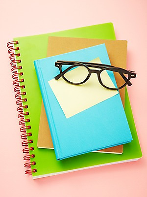 포토 JPG 스튜디오촬영 배너 교육 종이 안경 백그라운드 안내 사각프레임 프레임 알림판 실내 사람없음 책 공책 메모지 알림 오브젝트 연습장 뿔테안경 국내포토 잡화 문구용품 내부 사각형 사무용품 파일형식