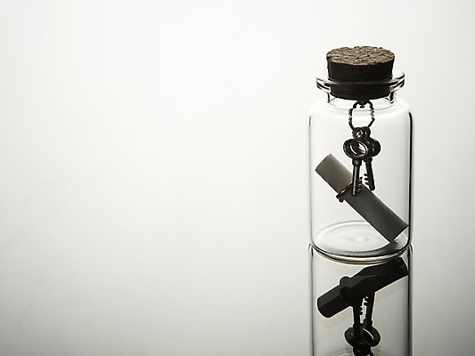 포토 JPG 스튜디오촬영 백그라운드 열쇠 유리병 실내 사람없음 반사 쪽지 메모지 병 오브젝트 국내포토 식기 병_용기 내부 사무용품 파일형식