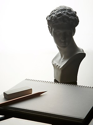 포토 JPG 스튜디오촬영 교육 종이 조각 백그라운드 실내 미술 사람없음 필기구 조각상 연필 공책 미술도구 오브젝트 그림 지우개 연습장 석고상 조각_조소 국내포토 문화예술 문구용품 학용품 내부 조형물 조소 파일형식