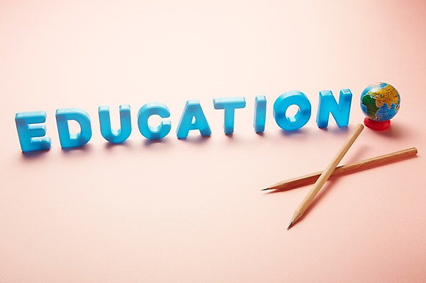 포토 JPG 스튜디오촬영 문자 기호 알파벳 영어 교육 백그라운드 대문자 실내 사람없음 필기구 연필 지구본 모형 오브젝트 국내포토 문구용품 학용품 내부 파일형식