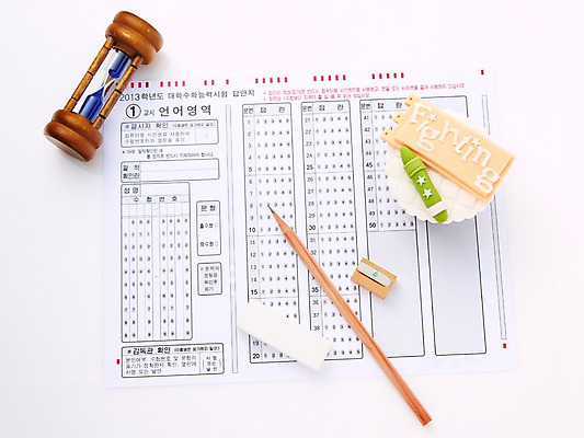 포토 JPG 스튜디오촬영 교육 백그라운드 실내 사람없음 필기구 연필 파이팅 수능 시험 모래시계 오브젝트 지우개 답안지 연필깎이 국내포토 모래 시계 모션 문구용품 학용품 내부 파일형식