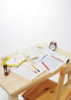 포토 JPG 스튜디오촬영 교육 시계 백그라운드 의자 탁자 교재 색연필 실내 사람없음 책 필기구 연필 펜 공책 펼침 자명종 모래시계 책상 오브젝트 지우개 탁상시계 국내포토 모래 가구 모션 문구용품 학용품 내부 알람 파일형식