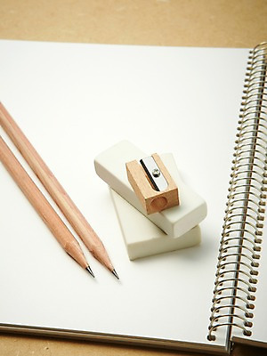 포토 JPG 스튜디오촬영 배너 교육 종이 백그라운드 안내 사각프레임 프레임 알림판 실내 사람없음 필기구 연필 공책 알림 오브젝트 지우개 연습장 연필깎이 국내포토 문구용품 학용품 내부 사각형 파일형식