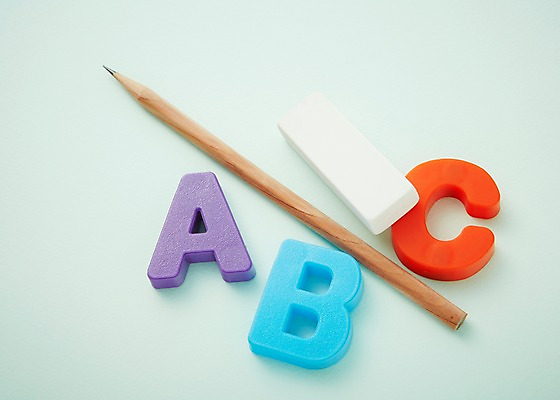 포토 JPG 스튜디오촬영 문자 기호 알파벳 영어 교육 백그라운드 대문자 실내 사람없음 필기구 연필 모형 오브젝트 지우개 국내포토 문구용품 학용품 내부 파일형식