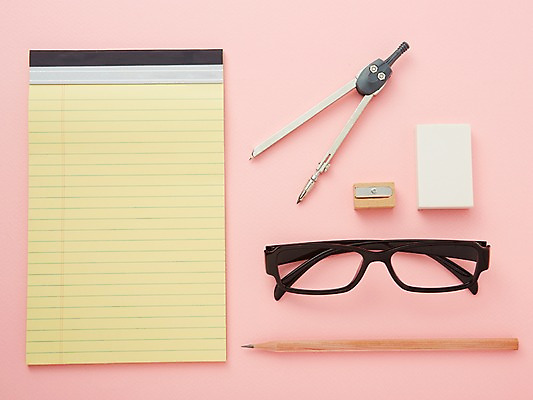 포토 JPG 스튜디오촬영 배너 교육 종이 안경 백그라운드 학용품 안내 사각프레임 프레임 알림판 실내 사람없음 필기구 연필 공책 메모지 알림 오브젝트 지우개 연습장 컴파스 뿔테안경 연필깎이 국내포토 잡화 문구용품 내부 사각형 사무용품 파일형식