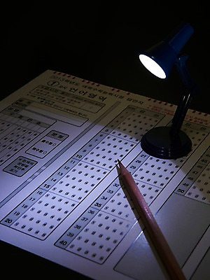 포토 JPG 스튜디오촬영 교육 백그라운드 조명 실내 사람없음 빛 필기구 연필 어둠 수능 시험 스탠드 오브젝트 답안지 국내포토 문구용품 학용품 내부 파일형식