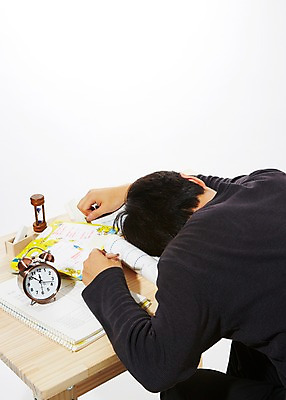 포토 JPG 스튜디오촬영 교육 남자 엎드리기 시계 백그라운드 탁자 교재 실내 한명 사람 책 눕기 필기구 연필 쌓기 펼침 자명종 모래시계 책상 오브젝트 탁상시계 남자만 남자한명만 국내포토 1 모래 가구 모션 문구용품 학용품 내부 알람 파일형식