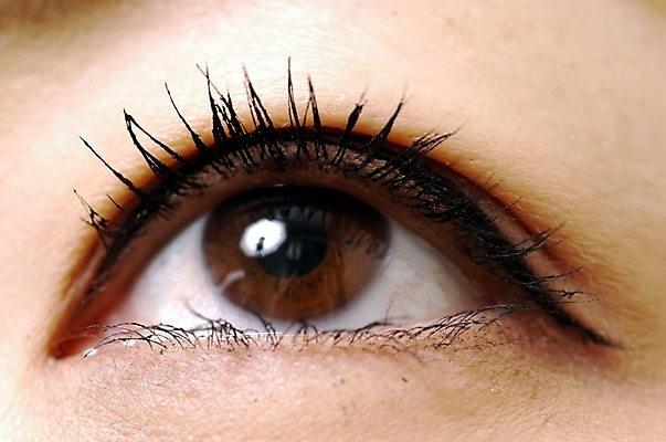 포토 JPG 스튜디오촬영 신체 실내 한명 사람 근접촬영 신체부위 올려보기 눈동자 눈썹 속눈썹 피부 마스카라 눈화장 아이라인 안구 국내포토 1 얼굴 뷰포인트 모션 내부 화장 화장품 눈_신체부위 파일형식