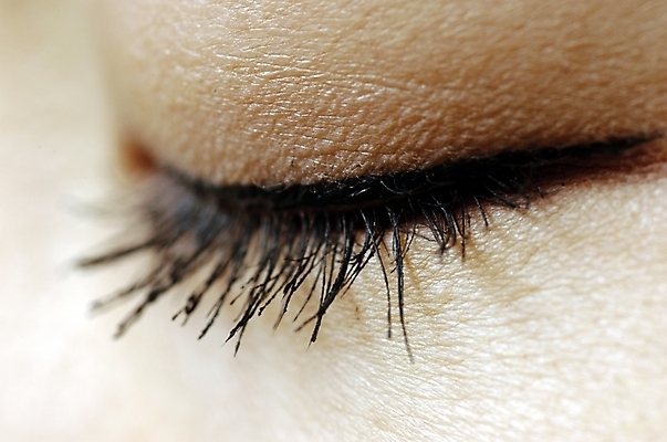 포토 JPG 스튜디오촬영 신체 실내 한명 사람 근접촬영 신체부위 화장 눈감음 눈동자 눈썹 속눈썹 마스카라 눈화장 아이라인 안구 국내포토 1 얼굴 뷰포인트 모션 내부 뷰티 화장품 눈_신체부위 파일형식