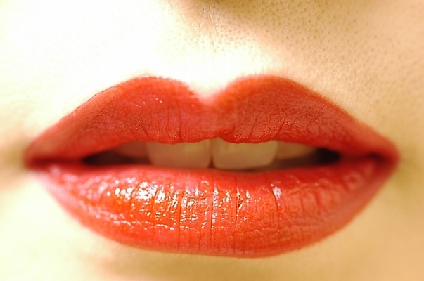 포토 JPG 스튜디오촬영 여자 컬러 신체 실내 입벌림 한명 사람 근접촬영 신체부위 빨간색 화장 립스틱 입 치아 피부 입술 빨간립스틱 립메이크업 여자만 여자한명만 국내포토 1 뷰포인트 표정 내부 뷰티 화장품 소화기관 파일형식