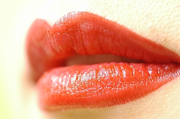 포토 JPG 스튜디오촬영 여자 컬러 신체 실내 한명 사람 근접촬영 신체부위 빨간색 화장 립스틱 입 피부 입술 빨간립스틱 립메이크업 옆 여자만 여자한명만 국내포토 1 뷰포인트 내부 뷰티 화장품 파일형식