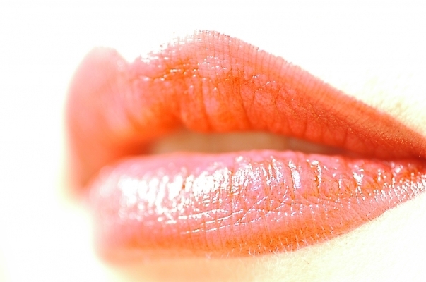 포토 JPG 스튜디오촬영 여자 컬러 신체 실내 한명 사람 근접촬영 신체부위 빨간색 화장 립스틱 입 피부 입술 빨간립스틱 립메이크업 옆 여자만 여자한명만 국내포토 1 뷰포인트 내부 뷰티 화장품 파일형식