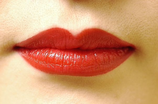 포토 JPG 스튜디오촬영 여자 컬러 신체 실내 한명 사람 근접촬영 신체부위 빨간색 화장 립스틱 입 피부 입술 빨간립스틱 립메이크업 여자만 여자한명만 국내포토 1 뷰포인트 내부 뷰티 화장품 파일형식