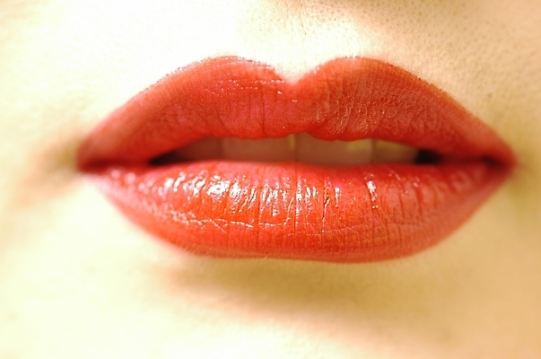 포토 JPG 스튜디오촬영 여자 컬러 신체 실내 입벌림 한명 사람 근접촬영 신체부위 빨간색 화장 립스틱 입 치아 피부 입술 빨간립스틱 립메이크업 여자만 여자한명만 국내포토 1 뷰포인트 표정 내부 뷰티 화장품 소화기관 파일형식