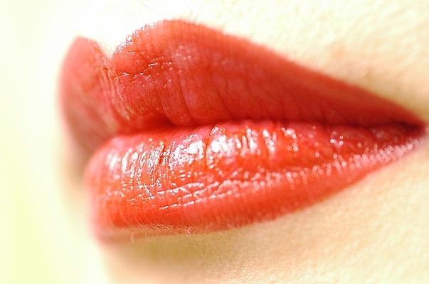 포토 JPG 스튜디오촬영 여자 컬러 신체 실내 한명 사람 근접촬영 신체부위 빨간색 화장 립스틱 입 피부 입술 빨간립스틱 립메이크업 옆 여자만 여자한명만 국내포토 1 뷰포인트 내부 뷰티 화장품 파일형식