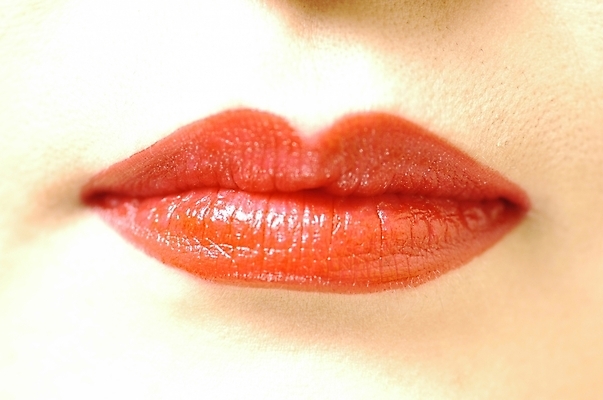 포토 JPG 스튜디오촬영 여자 컬러 신체 실내 한명 사람 근접촬영 신체부위 빨간색 화장 립스틱 입 피부 입술 빨간립스틱 립메이크업 여자만 여자한명만 국내포토 1 뷰포인트 내부 뷰티 화장품 파일형식