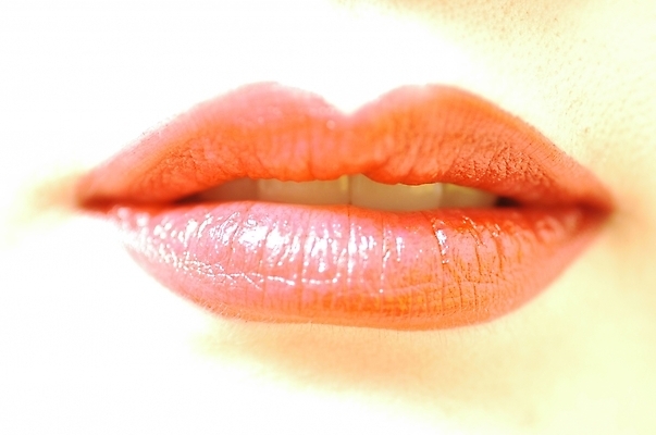 포토 JPG 스튜디오촬영 여자 신체 실내 입벌림 한명 사람 근접촬영 신체부위 빨간색 화장 립스틱 입 치아 피부 입술 빨간립스틱 여자만 여자한명만 국내포토 1 뷰포인트 컬러 표정 내부 뷰티 화장품 소화기관 파일형식