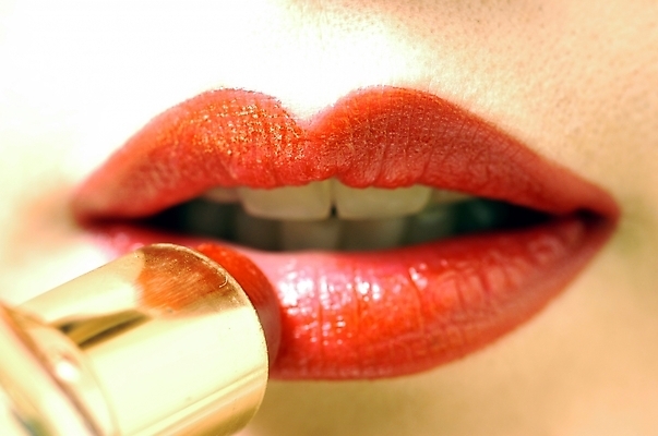 포토 JPG 스튜디오촬영 여자 컬러 신체 실내 입벌림 한명 사람 근접촬영 신체부위 빨간색 화장 뷰티 립스틱 입 치아 피부 입술 바르기 빨간립스틱 립메이크업 여자만 여자한명만 국내포토 1 뷰포인트 모션 표정 내부 화장품 소화기관 파일형식