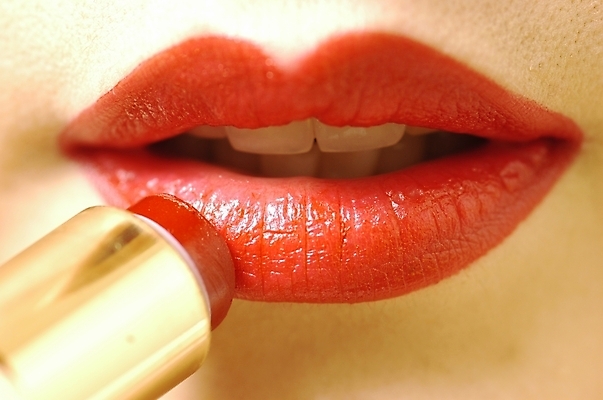 포토 JPG 스튜디오촬영 여자 컬러 신체 실내 입벌림 한명 사람 근접촬영 신체부위 빨간색 화장 뷰티 립스틱 입 치아 피부 입술 바르기 빨간립스틱 립메이크업 여자만 여자한명만 국내포토 1 뷰포인트 모션 표정 내부 화장품 소화기관 파일형식