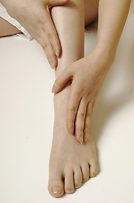 포토 JPG 스튜디오촬영 손 여유 신체 발 실내 한명 사람 근접촬영 신체부위 다리 마사지 지압 피부 종아리 국내포토 1 감정 뷰포인트 내부 파일형식