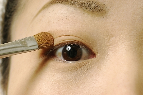 포토 JPG 스튜디오촬영 여자 실내 한명 사람 근접촬영 신체부위 화장 뷰티 갈색 붓 눈썹 눈화장 아이섀도 섀도우브러쉬 쌍꺼풀 아이브러쉬 안구 여자만 여자한명만 국내포토 1 얼굴 뷰포인트 컬러 내부 화장품 눈_신체부위 메이크업브러쉬 파일형식