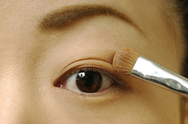 포토 JPG 스튜디오촬영 여자 실내 한명 사람 근접촬영 신체부위 화장 뷰티 갈색 붓 눈썹 아이섀도 섀도우브러쉬 쌍꺼풀 아이브러쉬 안구 여자만 여자한명만 국내포토 1 얼굴 뷰포인트 컬러 내부 화장품 눈_신체부위 메이크업브러쉬 파일형식