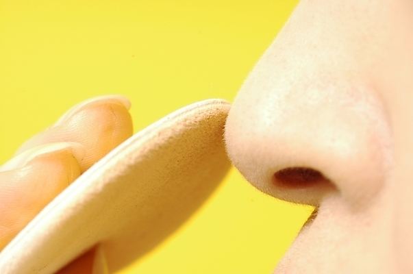 포토 JPG 스튜디오촬영 여자 얼굴 실내 한명 사람 근접촬영 신체부위 화장 뷰티 피부 코 파우더 분첩 트윈케익 여자만 여자한명만 국내포토 1 뷰포인트 내부 화장품 화장용품 파일형식