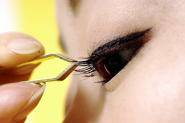 포토 JPG 스튜디오촬영 여자 손가락 실내 집게 한명 사람 근접촬영 신체부위 화장 뷰티 눈썹 속눈썹 눈화장 아이라인 쪽집게 안구 국내포토 1 손 얼굴 뷰포인트 내부 파일형식