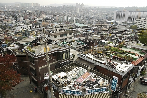 포토 JPG 주간 건축 아파트 풍경 사람없음 야외 건물 하이앵글 마을 전선 도시 골목길 빌라 전봇대 주택가 복잡 삭막함 국내포토 자연요소 건축물 공공시설 길 뷰포인트 컨셉 주택 파일형식