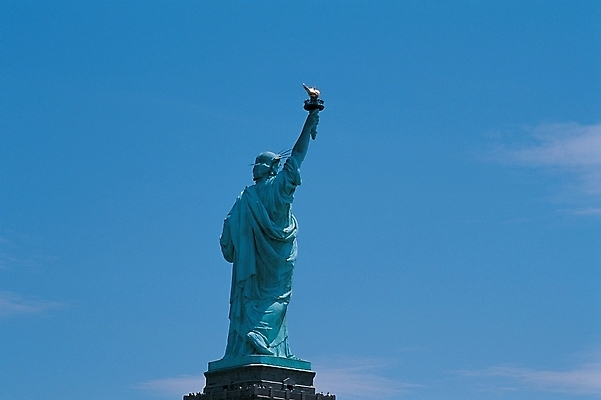포토 JPG 주간 해외풍경 해외 외국문화 북아메리카 하늘 아메리카 미술 풍경 사람없음 야외 뒷모습 동상 조각상 미국 세계문화유산 도시 작품 뉴욕 자유의여신상 맨해튼 해외도시 국내포토 자연요소 문화 뷰포인트 문화예술 조형물 문화재 대륙 기념물 파일형식
