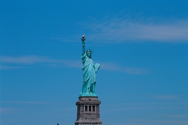포토 JPG 주간 구름 해외풍경 해외 외국문화 북아메리카 하늘 아메리카 미술 풍경 사람없음 야외 동상 조각상 미국 세계문화유산 도시 작품 뉴욕 자유의여신상 맨해튼 해외도시 국내포토 자연요소 문화 문화예술 조형물 문화재 대륙 기념물 파일형식