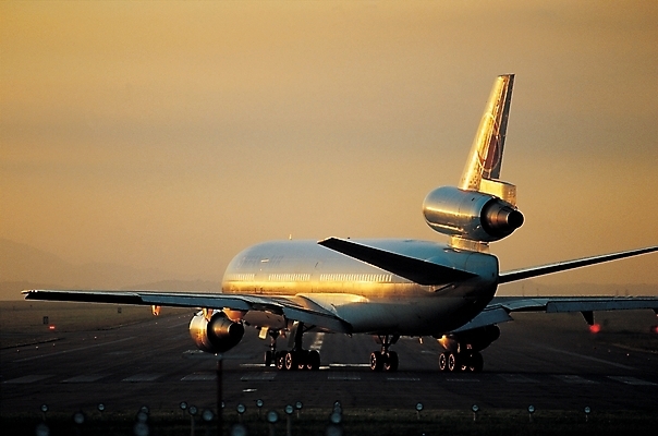 포토 주간 여행 교통 항공교통 교통시설 비행기 풍경 사람없음 야외 노을 운송업 공항 항공 무역 활주로 국내포토 자연요소 산업 길 교통수단 대중교통 시설 파일형식