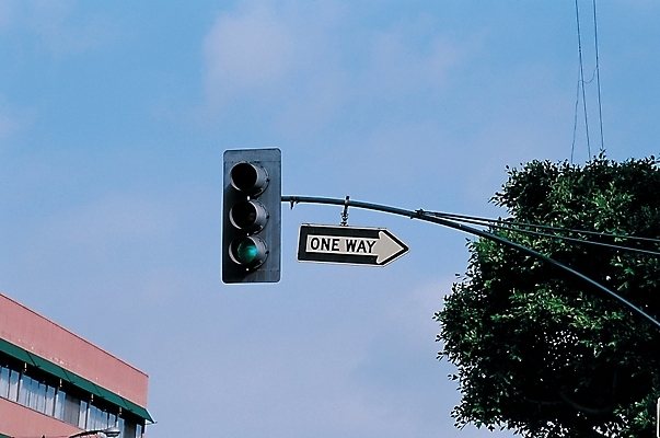 포토 주간 해외풍경 해외 시설물 현대건축 건축 도로 거리 알림판 풍경 빌딩 사람없음 야외 건물 도시 표지판 신호등 일방통행 해외도시 국내포토 자연요소 건축물 길 교통시설 통행 파일형식