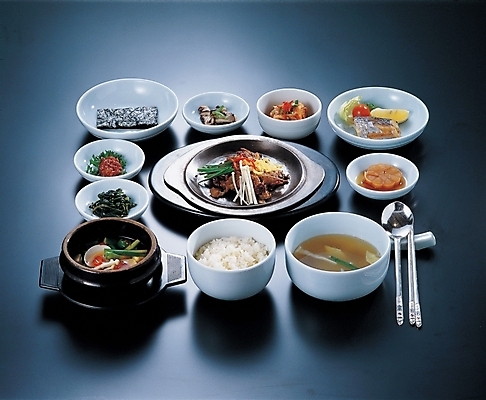 포토 한국문화 한식 음식 밥 반찬 수저 실내 요리 사람없음 식사 상차림 찌개 뚝배기 파란배경 국 정식 백반 국내포토 동양문화 식기 백그라운드 한국 내부 파란색 파일형식