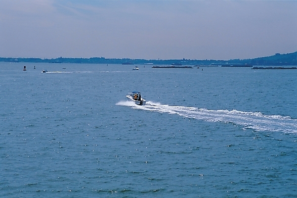 포토 주간 바다 교통 수상교통 하늘 레저 휴가 사람 풍경 취미 해변 야외 여름 레포츠 보트 급류 물보라 모터보트 국내포토 자연요소 계절 교통수단 배_교통 물 파일형식