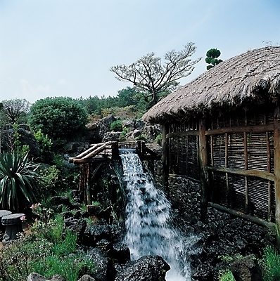 포토 주간 시설물 건축 고건축 한국건축 자연 한국 초가집 풍경 사람없음 야외 물 농가 동양건축 시골 민속촌 방아 물레방아 국내포토 자연요소 건축물 아시아 한옥 농장 생태계 파일형식 동양