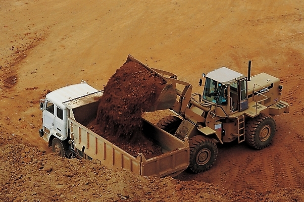 포토 주간 산업 육상교통 교통 공사 사람없음 야외 흙 트럭 운송업 중장비 흙더미 덤프트럭 국내포토 자연요소 교통수단 자동차 건설업 산업장비 파일형식 더미