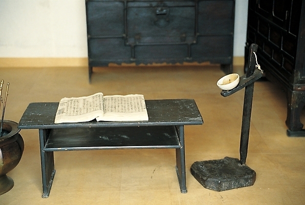 포토 한국문화 한국전통 전통 가구 전통소품 실내 사람없음 책 방 골동품 책상 오브젝트 고가구 화로 초롱 온돌 국내포토 동양문화 그릇 생활용품 한국 내부 등불 난방 파일형식